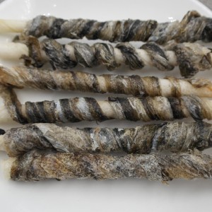 OEM/ODM مینوفیکچرر ڈاگ چبانے والی خشک مچھلی کی جلد کو کچی چھڑیوں سے لپیٹتا ہے۔