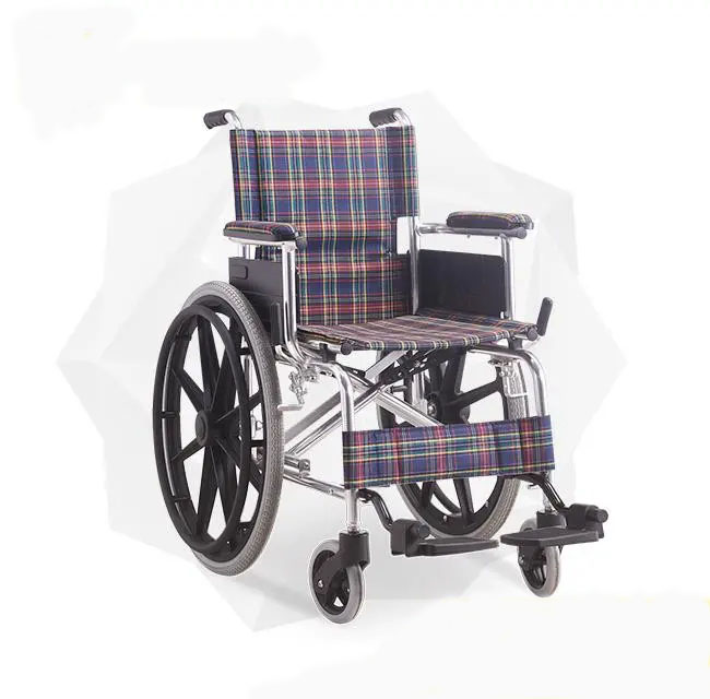 Рачна инвалидска количка со систем за погон на рака