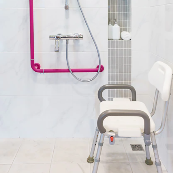 Quina diferència hi ha entre una cadira de dutxa i una cadira de banyera?