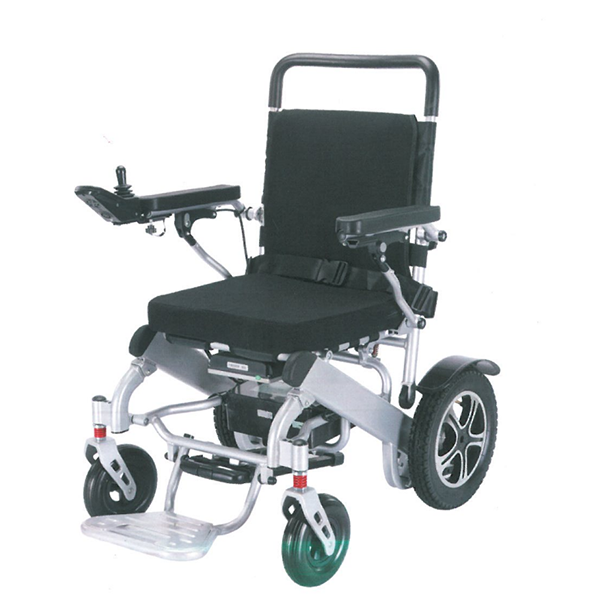 Lengvas sulankstomas elektrinis vežimėlis lauke su traukimo strypu