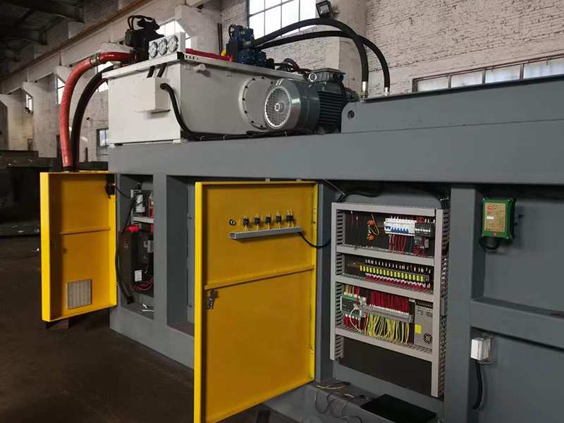 Polavtomatski stiskalni stroj za baliranje papirja