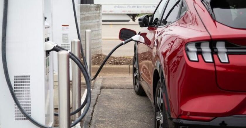 Ładowanie pojazdów elektrycznych na stacjach benzynowych