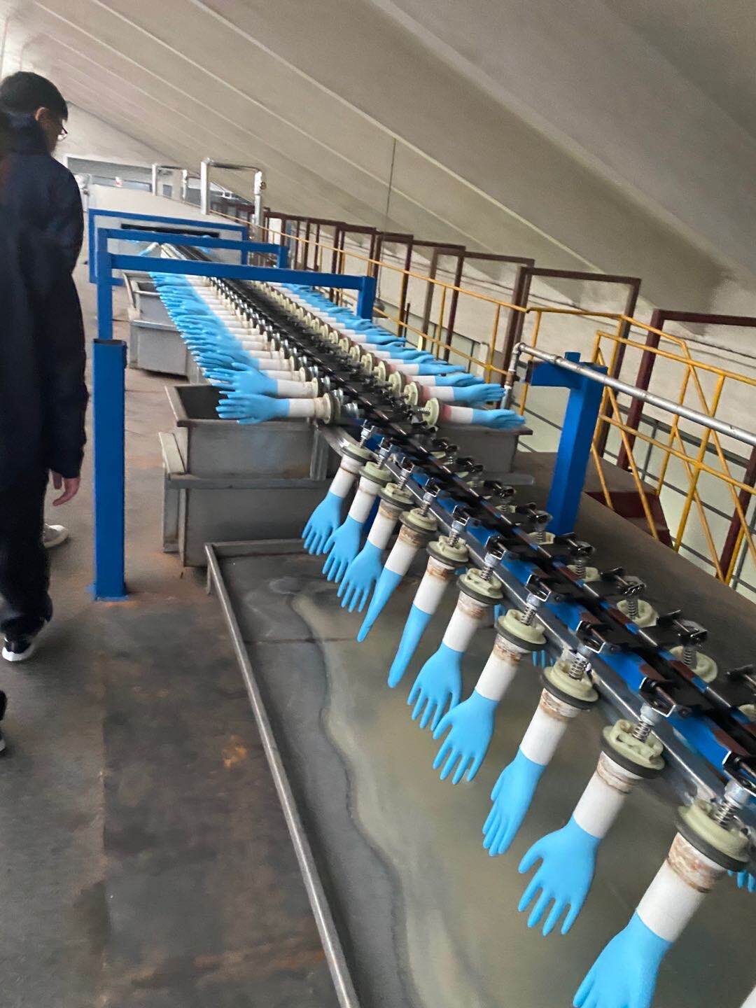 What are the advantages of using a disposable glove making machine