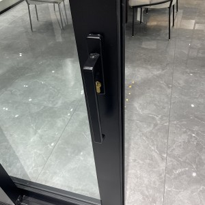 Zdvíhacie a posuvné dvere s hliníkovým rámom používané v moderných obytných priestoroch