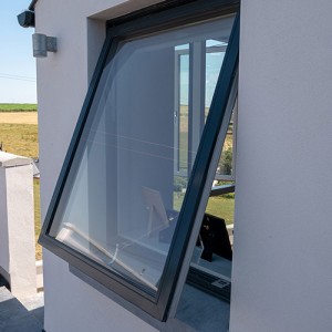 घर के लिए अनोखा डिज़ाइन वाटरप्रूफ डबल सेफ्टी ग्लास एल्युमिनियम क्लैड वुड शामियाना खिड़की