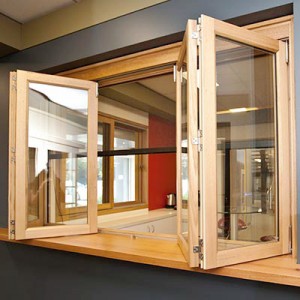 Fornitore di finestre bifold in legno rivestite in alluminio con inserti in vetro di design per partizioni interne