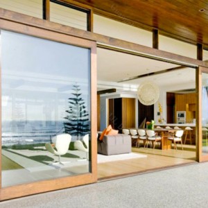 Porte scorrevoli moderne a telaio stretto in legno con rivestimento in alluminio resistente e termico