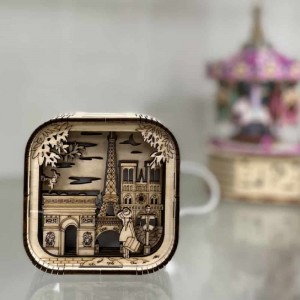 Silhuetter af det berømte Paris-vartegn skaber et fortryllende lysshow gennem udskæringerne DIY Wood Craft 3D-puslespil L0106P-32