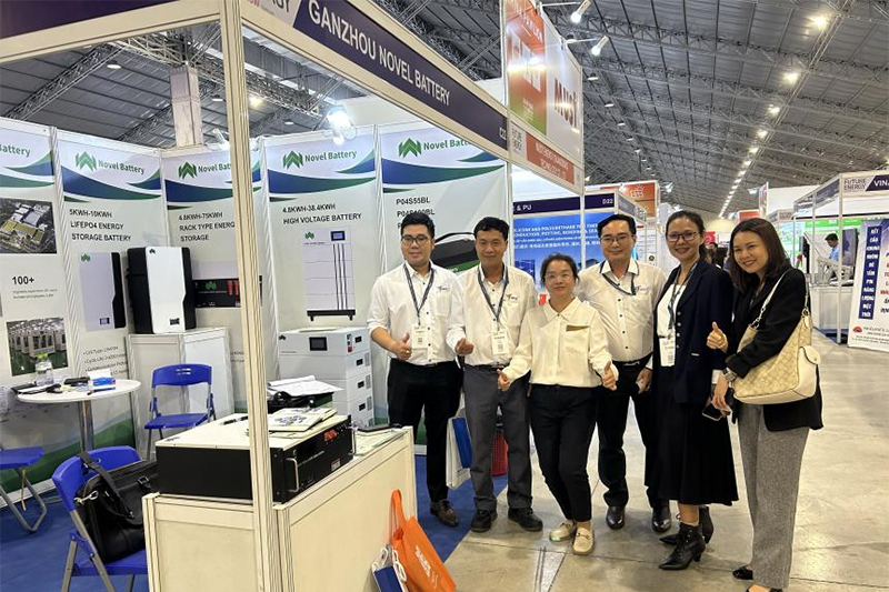 NOVEL a présenté le système intégré de stockage d'énergie domestique au Salon international de l'énergie solaire du Vietnam 2023