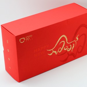Красная картонная бумажная складная коробка с золотым логотипом в подарочной упаковке