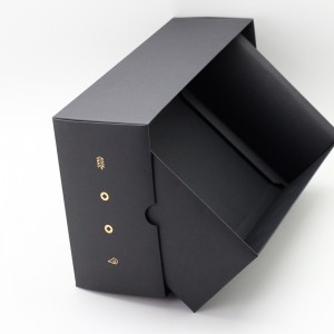 Caixa de embalaxe rectangular de cartón negro estampado en folla de ouro