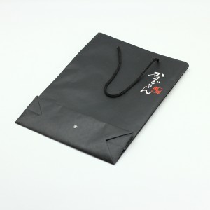 Bolsa de papel revestida modificada para requisitos particulares color negro de CMYK con la laminación de Matt de la manija
