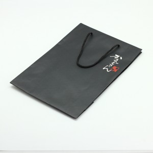 Bolsa de papel revestida personalizada de cor negra CMYK con laminación mate de asa