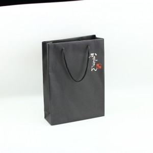 Bolsa de papel revestida personalizada de cor negra CMYK con laminación mate de asa