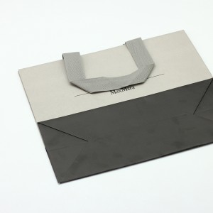 Bolsa de papel revestida con logotipo personalizado de color gris con asa para ir de compras