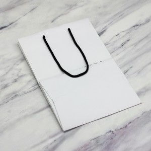 Nakupovalna torba iz premazanega papirja po meri v beli barvi z ročajem