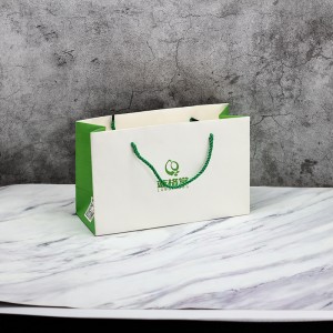 Bolsa de papel revestida impresa tamaño personalizado con logotipo verde con asa