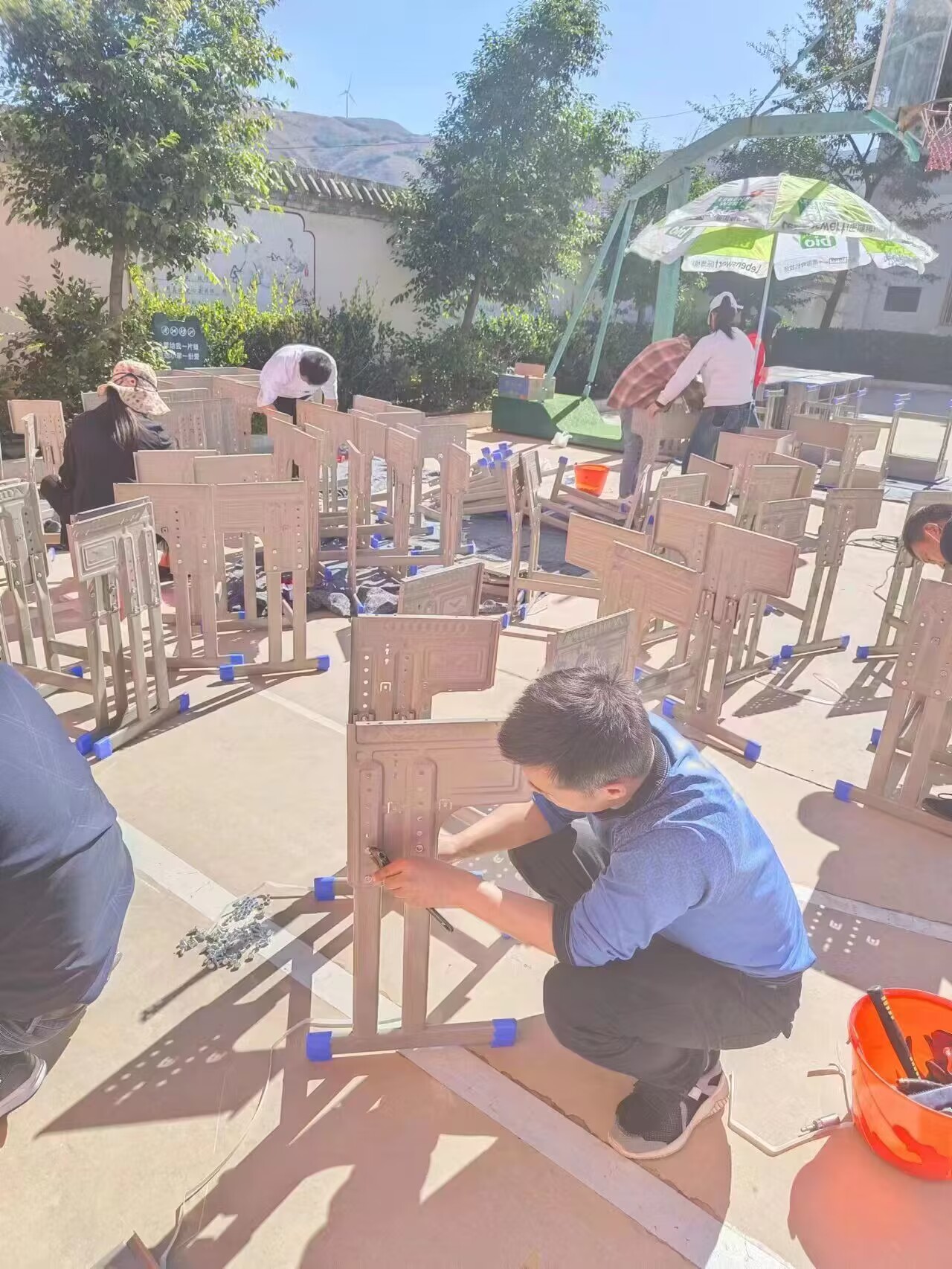 Алигнед Тецхнологи је донирала серију нових столова основној школи у Јунану