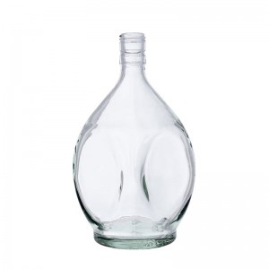 Szklana butelka rumu o unikalnym kształcie