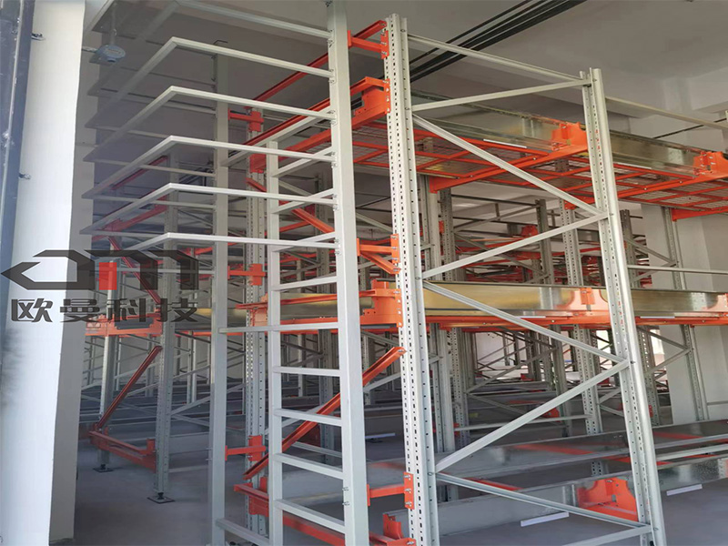 Fornitore di navette automatiche a quattro vie in Cina per lo stoccaggio in magazzino Immagine in primo piano