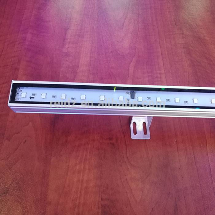 Barra de luz lineal LED IP65 con cambio de color DMX RGB de diseñador de soluciones de iluminación de fachadas