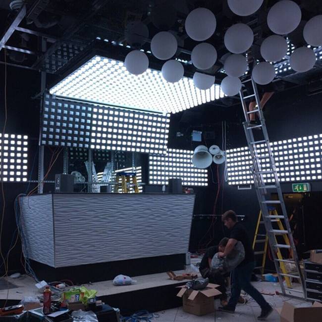 Сценска светлина предводена од пиксели светлина ноќен клуб декор