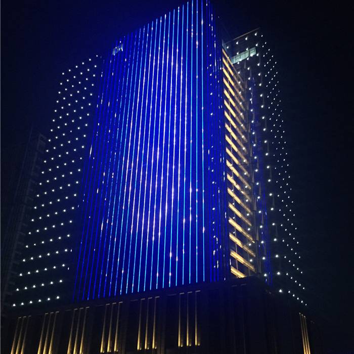 Osvětlení fasády budovy měnící barvu
