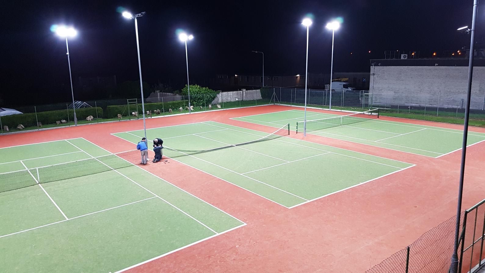 Lampe de tennis à LED asymétrique pour six courts de tennis