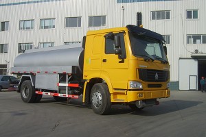 10.000 litroko petrolio depositua kamioia - Gidatze mota -4 × 2 -6 gurpil HOWO olio depositua