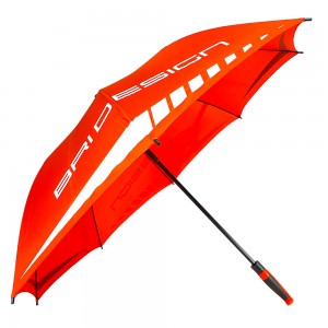 Ovidia crveni kišobran s prilagođenim logotipom koji ispisuje kišobran preko cijelog panela.