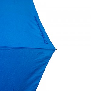 Ovida medinė rankena trijų dalių skėčiui prabangaus verslo stiliaus 8 skydų mėlynam nešiojamam skėčiui, pritaikytas logotipas ir aiškus dizainas