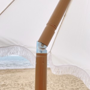 Payung outdoor Ovida warna putih kayu paiting payung pantai custom dengan jumbai