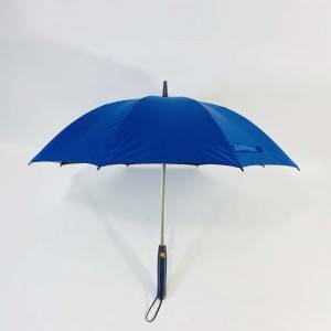 Vesisuihkutuulettimen sateenvarjo tuulettimella ja suihkelaitteen aurinkovoidejäähdytystuulettimen sateenvarjo