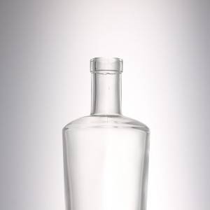 Pretty 700 ml liquor glass bottle with stopper