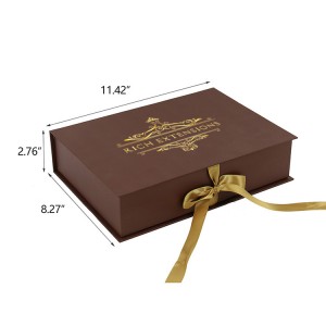 Trda magnetna darilna škatla, podložena s svilo, zaklenjena s svilenimi trakovi