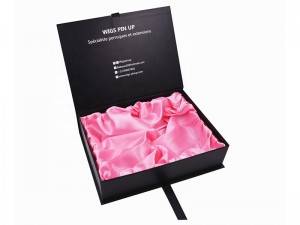 Geschenkbox im Stil eines Bandverschlusses für mit Seidenstoff ausgekleidetes Haarkleid