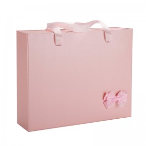Kuti sirtare e ëmbël rozë me fjongo rozë dhe hark