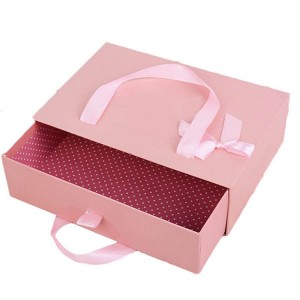 Caixa de caixón rosa doce con cintas rosas e lazo