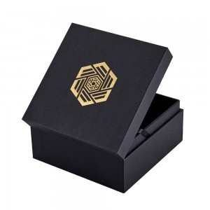 Geschenkdoos van gecoat zwart papier met reliëf, boekvorm en goud hotstamping-logo