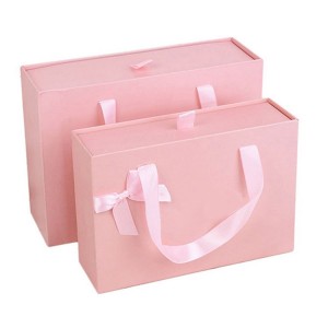 Caixa de caixón rosa doce con cintas rosas e lazo