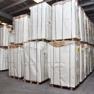 Gyári nagykereskedelmi Egyedi méretű szűzfa cellulóz PE bevonatú papírlap ofszetnyomtatáshoz papírpohár ventilátorhoz