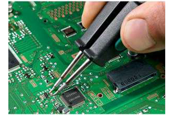 Koks yra komponentų ir medžiagų pasirinkimo standartas surenkant PCB?