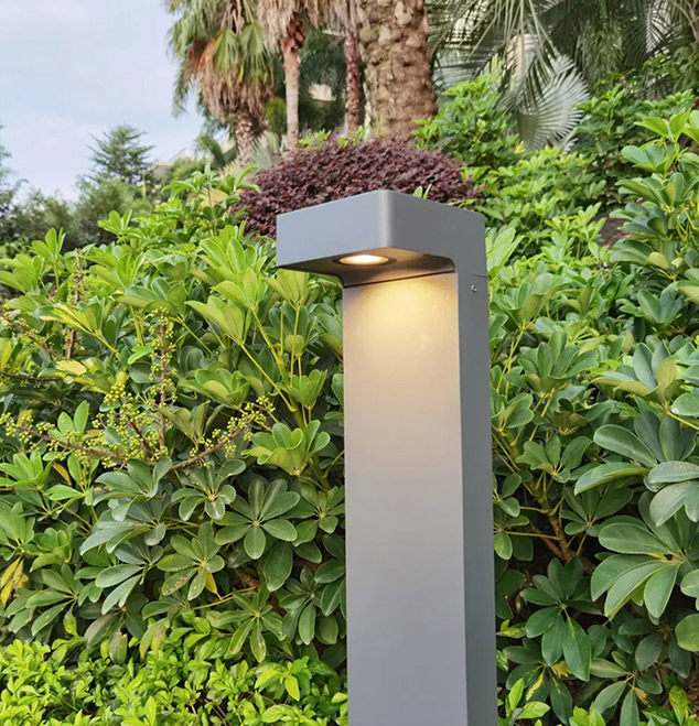Jednoduchá lampa na trávnik