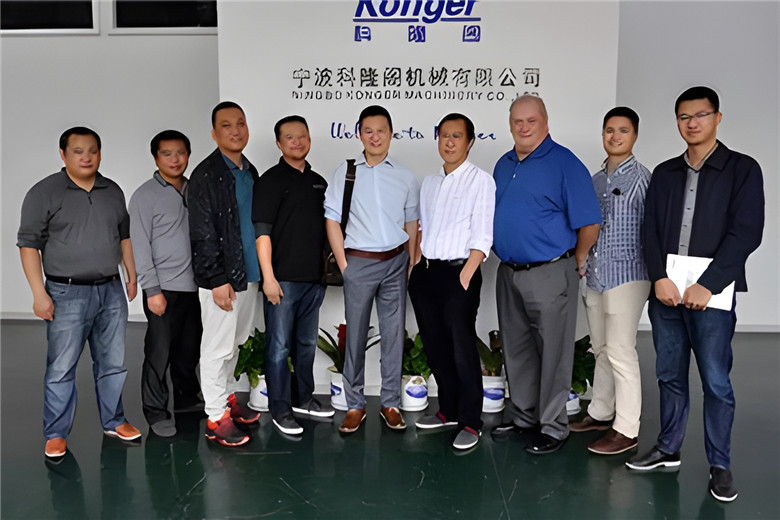 Toolots Inc. besucht Hersteller von Kunststoff-Spritzgießmaschinen Konger mit Sitz in Ningbo, China, stellt hochtechnologische Maschinen her