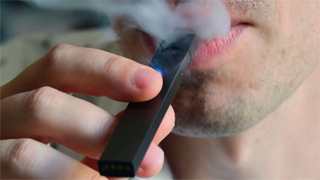 किंग्स कॉलेज लंडन: धुम्रपानापेक्षा वाफ काढणे खूपच कमी हानिकारक आहे आणि ई-सिगारेटवर स्विच करण्यासाठी प्रोत्साहित केले पाहिजे