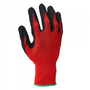 13-Gauge červená bezšvová polyesterová škrupina potiahnutá čiernym pieskovým nitrilom na dlani.
