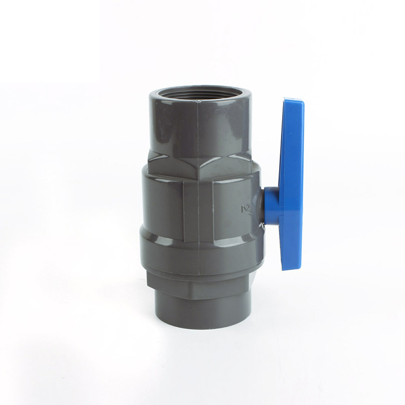 PVC dvodijelni kuglasti ventil sa plavom plastičnom ručkom