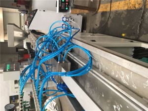 Stroj za ekstrudiranje PVC profilov