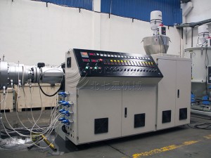 Stroj za ekstrudiranje plastičnih PE cevi