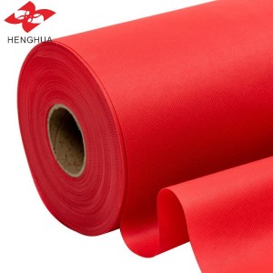 Фабричный красный цвет 80gsm полипропиленовый нетканый материал в рулонах материал для занавесок нетканые мешки материал чехлы для мебели использование мешки для изготовления скатерти